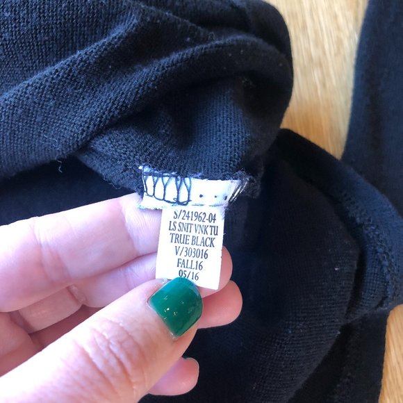 GAP Black V-Neck Knit Tunic Top Size Small - Picture 3 of 8